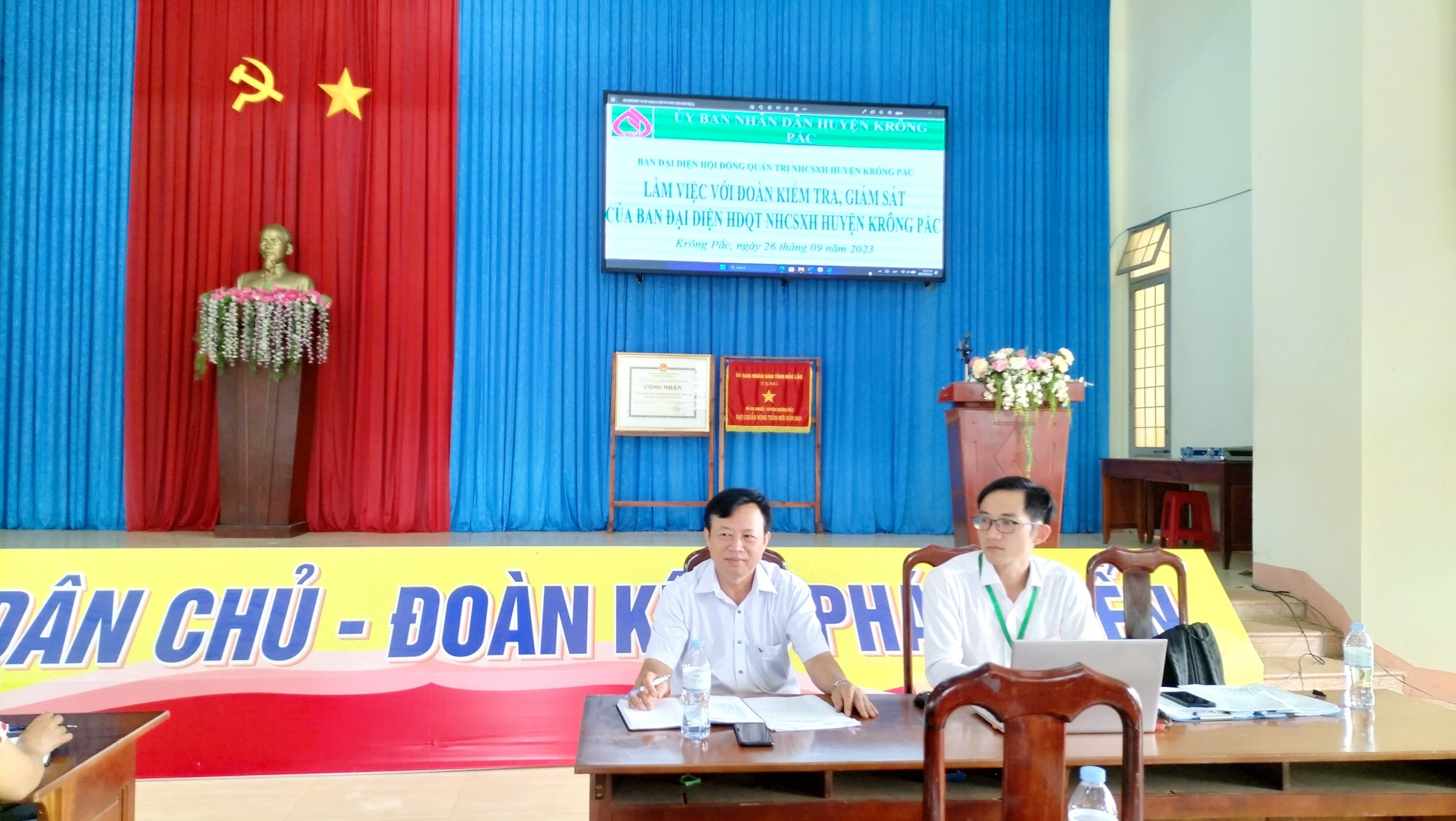 Đoàn thanh niên xã Ea Knuếc làm việc với đoàn kiểm tra, giám sát của ban đại diện Ngân hàng chính sách xã hội huyện Krông Pắc.